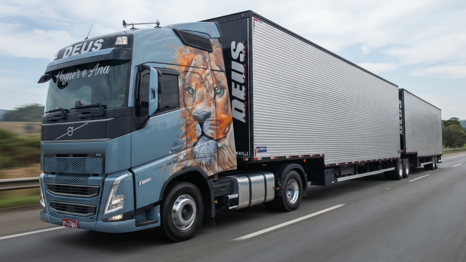 Bitrem da ROJU Transportes em rodovia, com pintura personalizada de leão na cabine